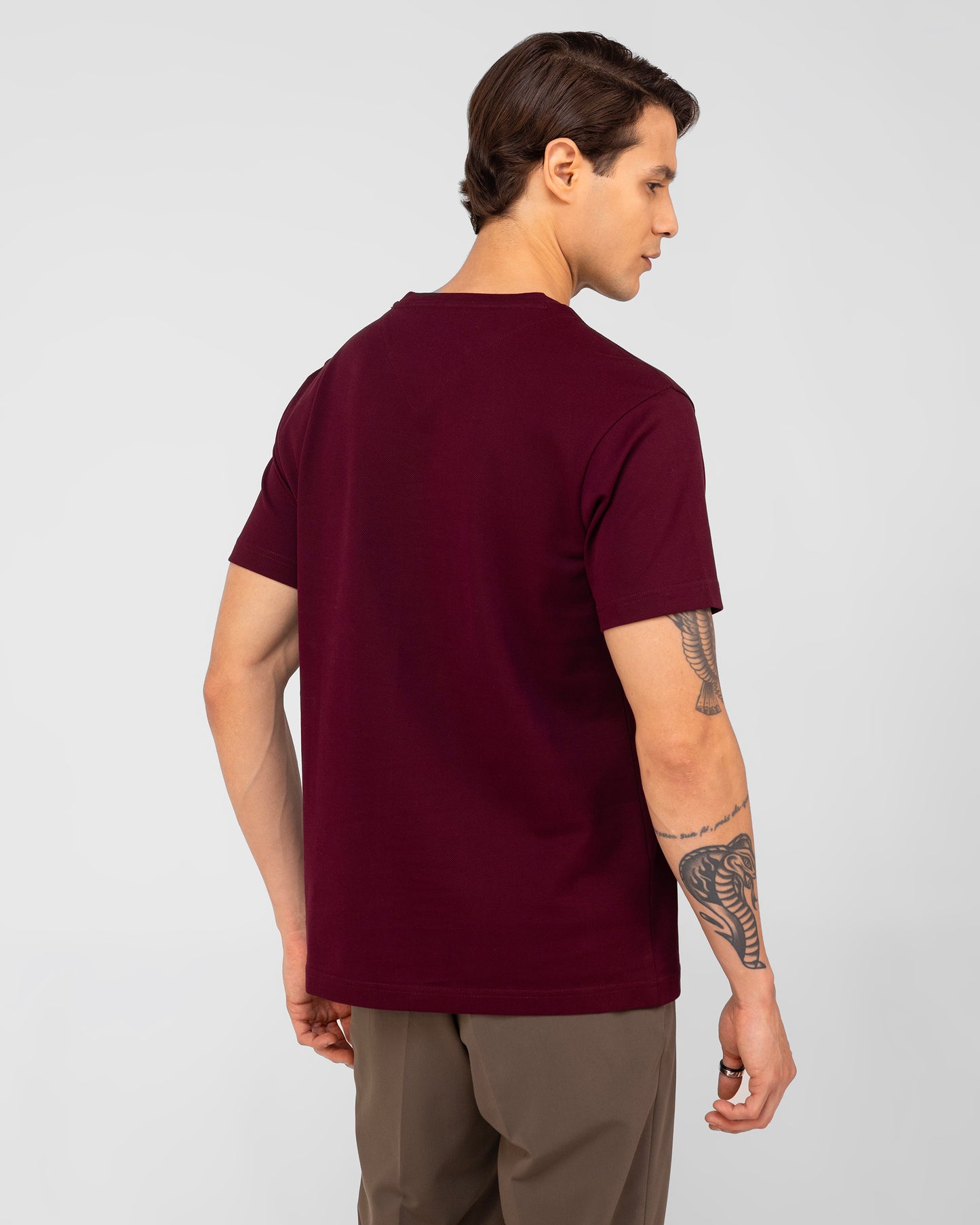 Sophisticated wine round neck t-shirt with pearl-like sheen – TENHEM