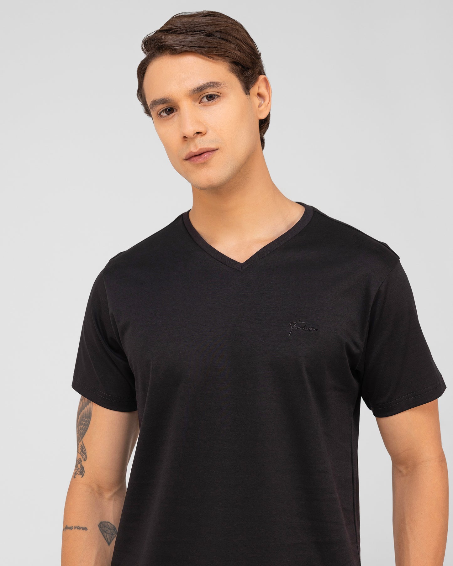 Luxury men’s black t-shirt with V-neck and smooth finish – TENHEM