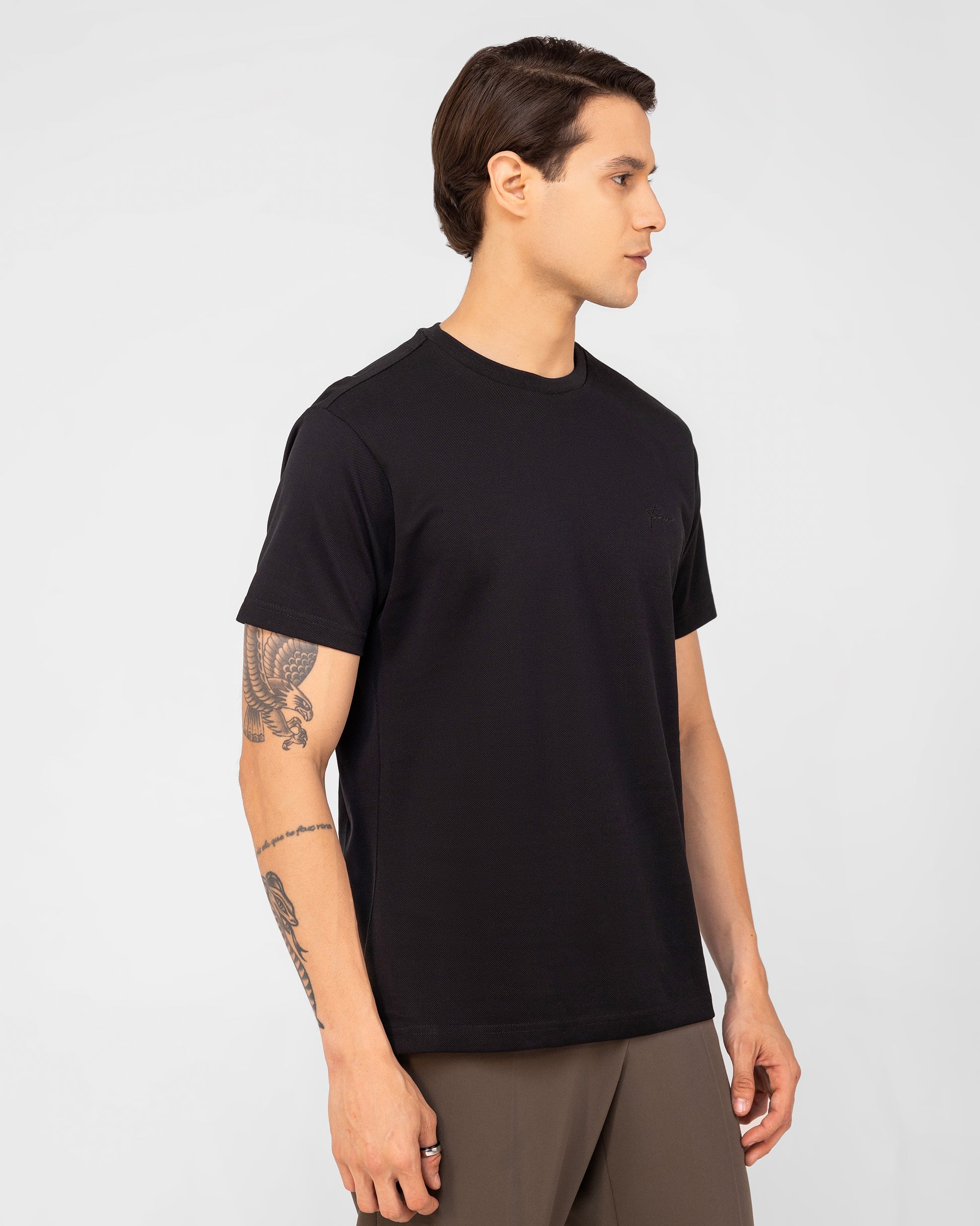 Mercerised cotton black round neck tee with elegant sheen – TENHEM