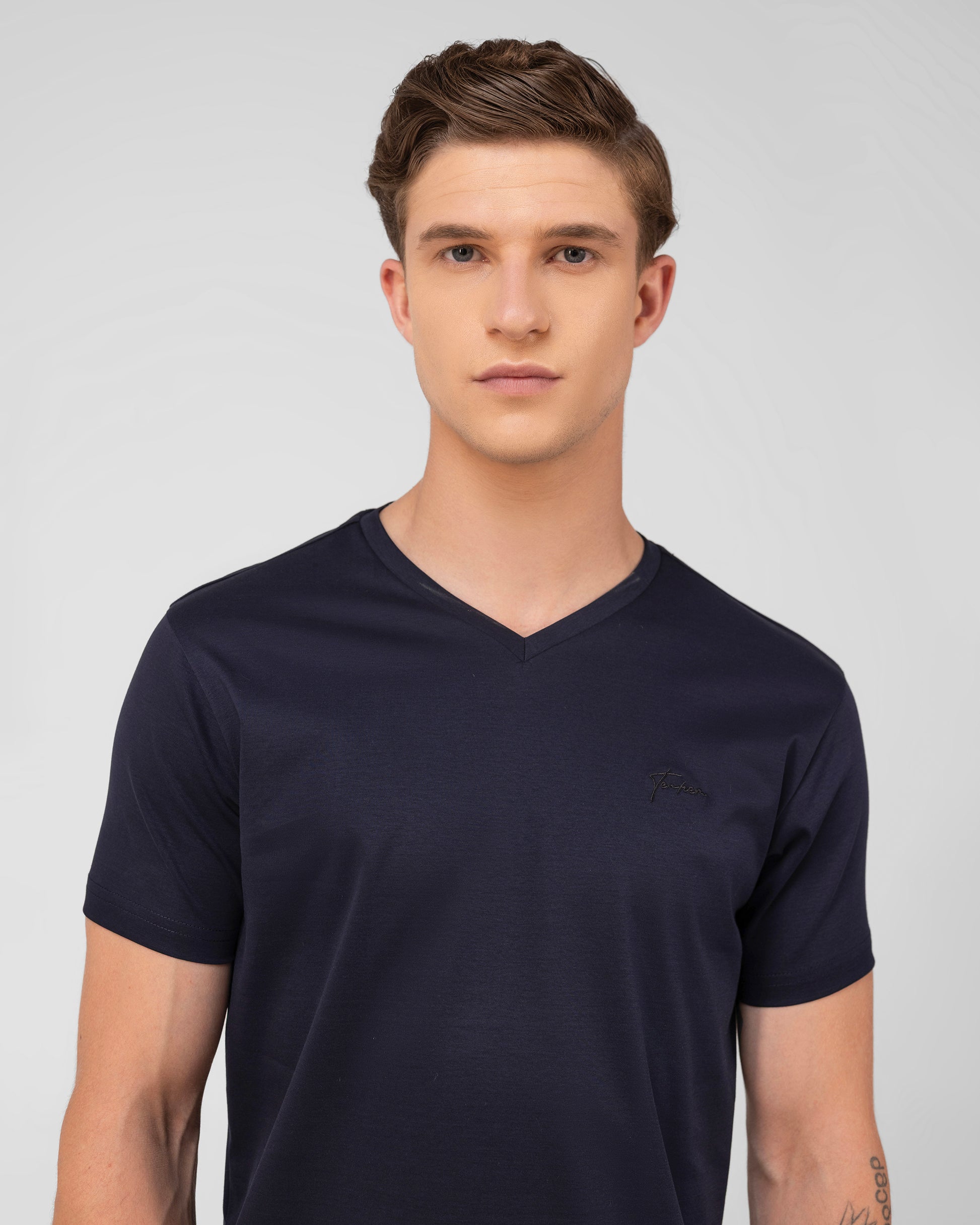 Luxury men’s navy blue t-shirt with V-neck and smooth finish – TENHEM