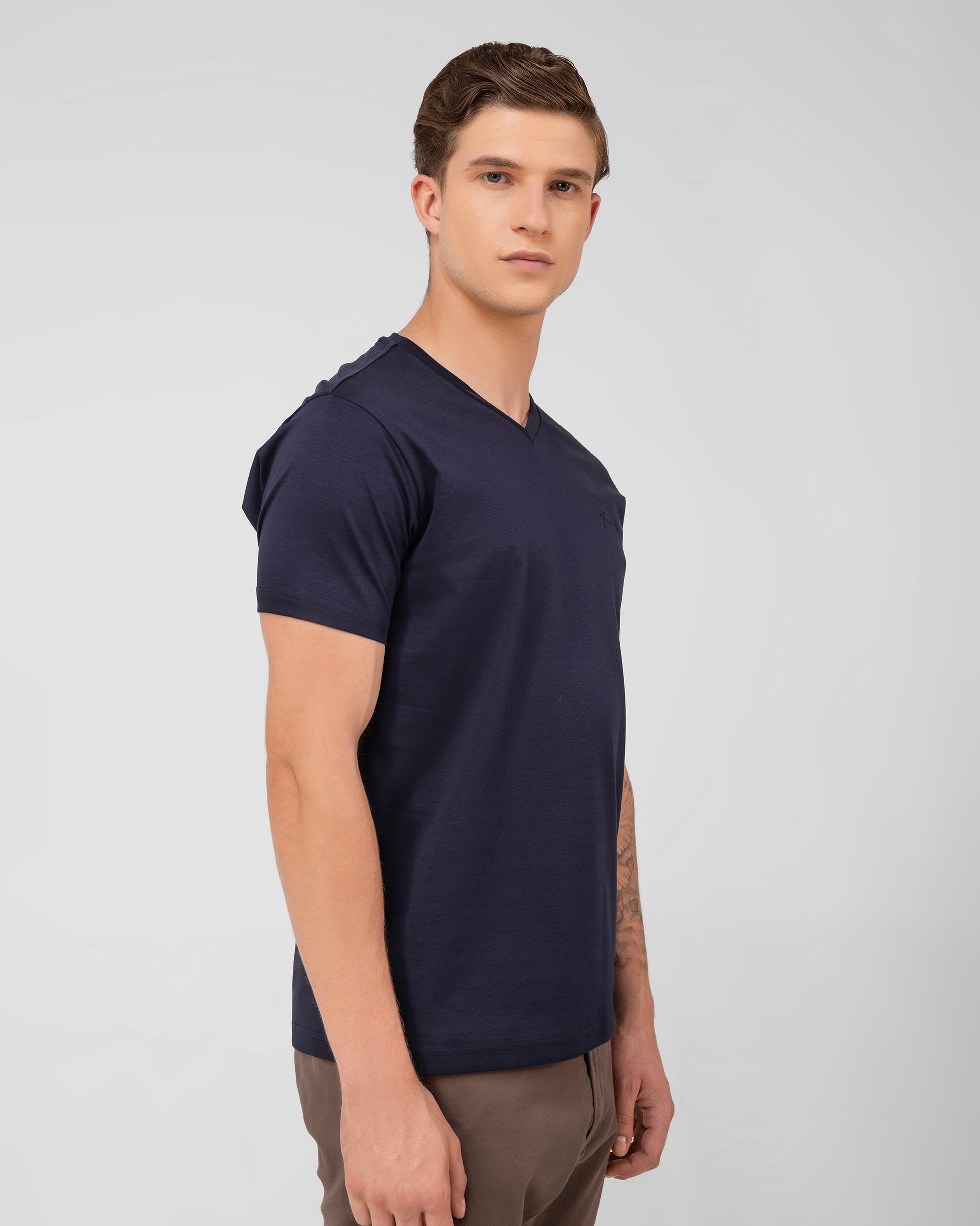Elegant navy blue V-neck cotton t-shirt with pearl-like sheen – TENHEM