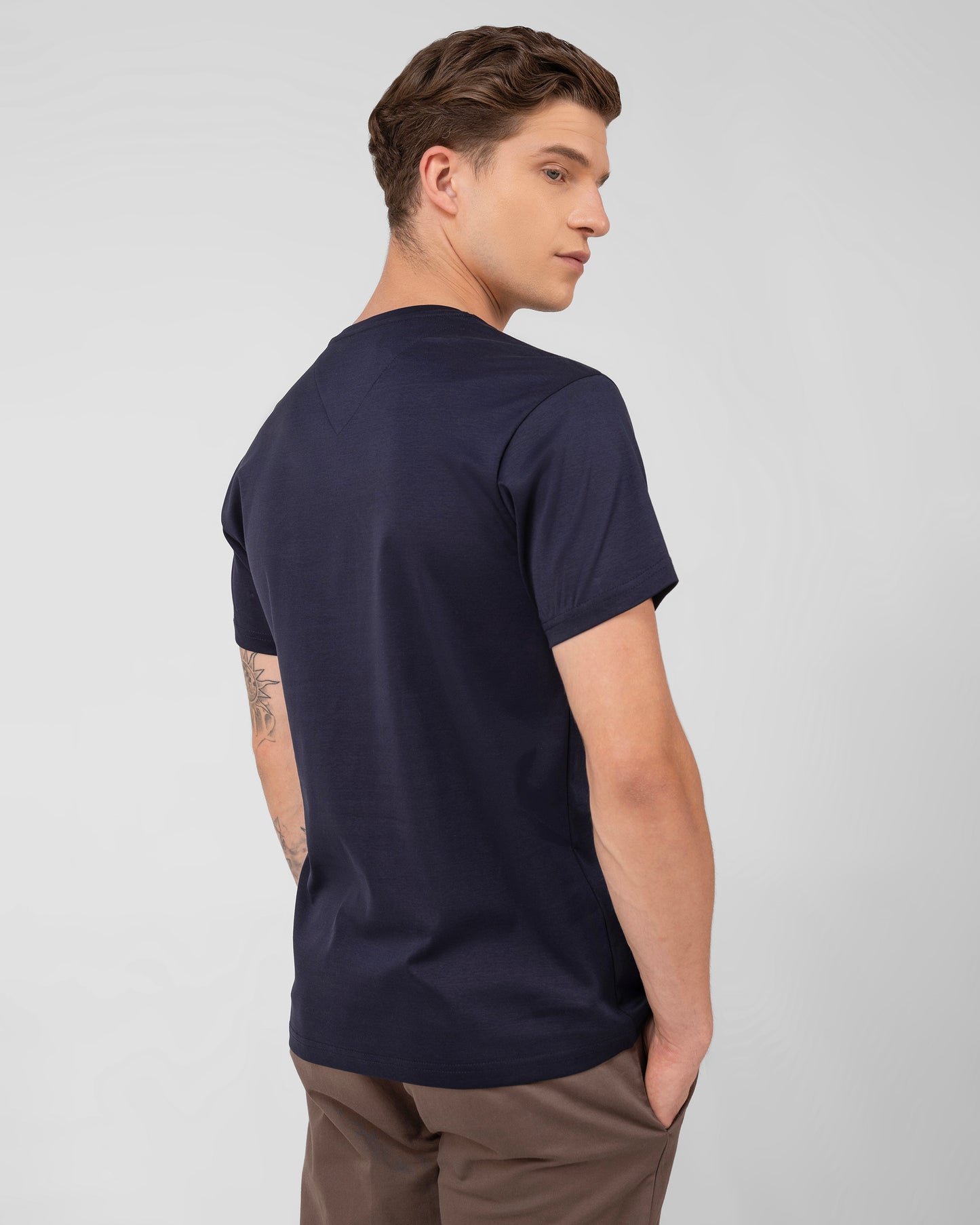 Mercerised cotton navy blue V-neck tee for men with sleek design – TENHEM