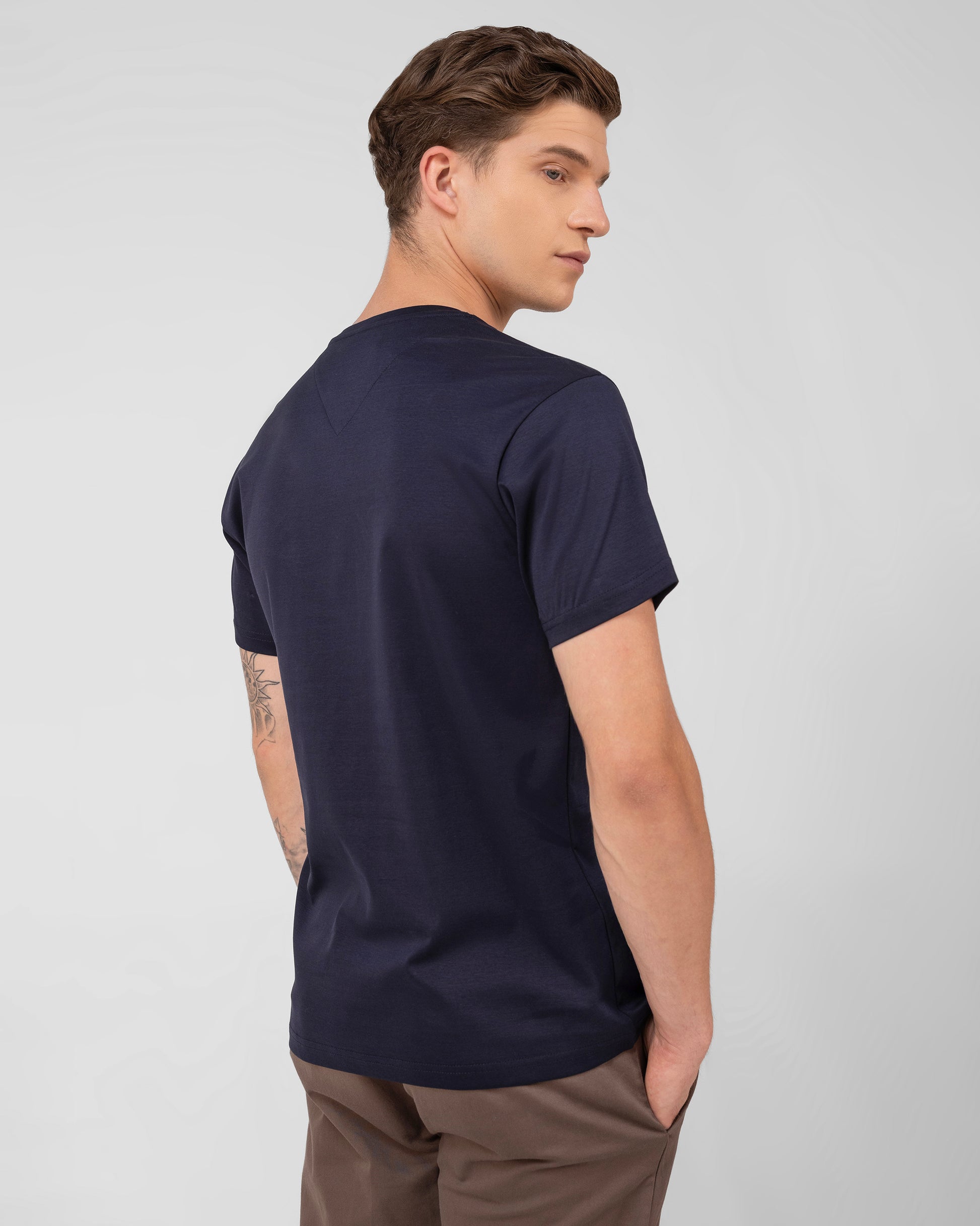Mercerised cotton navy blue V-neck tee for men with sleek design – TENHEM
